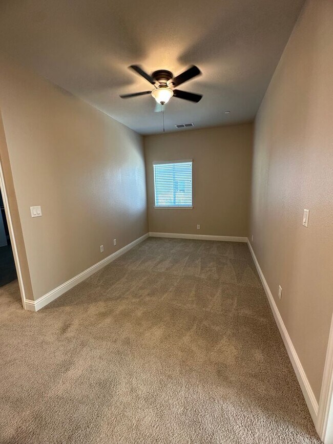 Building Photo - IMMACULANT 4 BEDROOM HOME 2.5 BATHROOM IN SALT CREEK