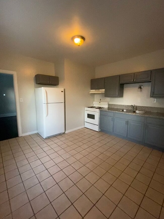 Building Photo - Beautifully updated and Spacious!  2 Bed House in Madisonville with walk through!!