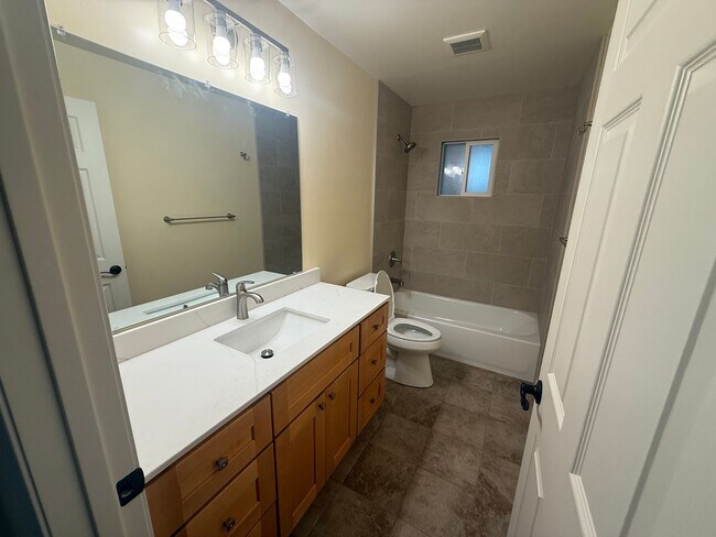 Building Photo - Stunning 2-bedroom, 1.5-bath Modern home i...