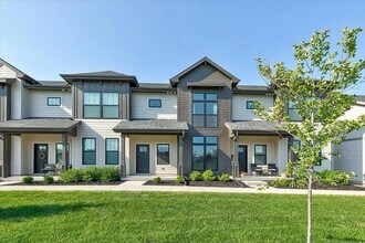Building Photo - Charming 3-Bed Townhome in Prairie Trail