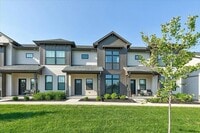 Building Photo - Charming 3-Bed Townhome in Prairie Trail