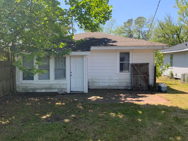 Building Photo - DOWNTOWN WILMINGTON - 2 Bedroom - Bungalow...