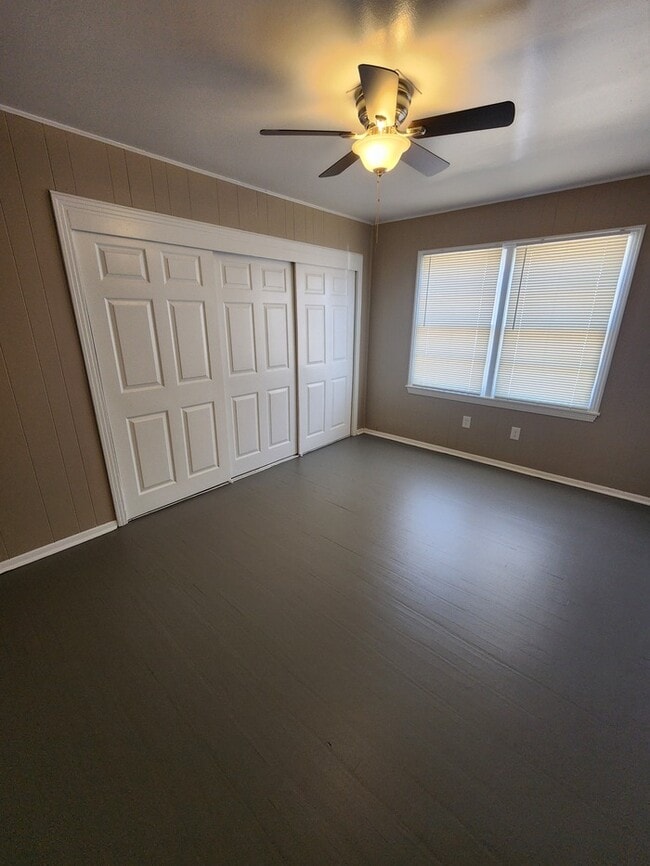 Building Photo - 3 bed 2 bath 1 car garage