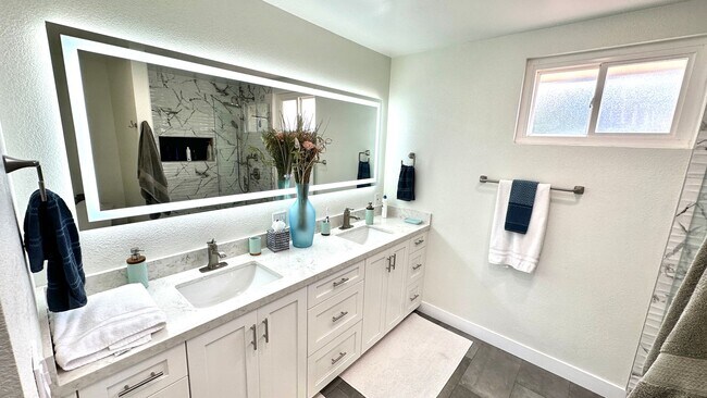 Building Photo - Stunning Newly Renovated 3BD/2.5BA Luxury ...