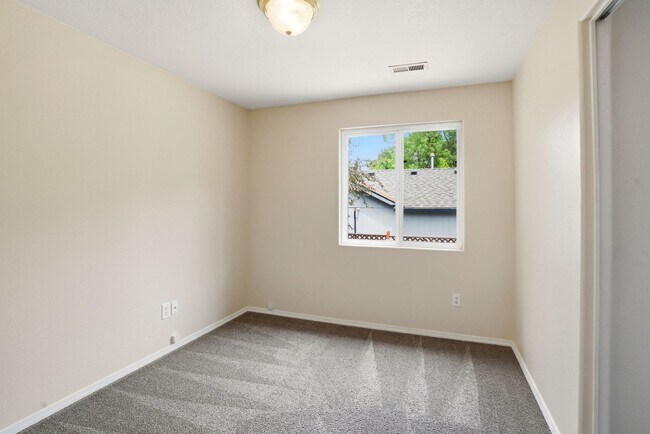 Building Photo - 307 NW Angela Ln