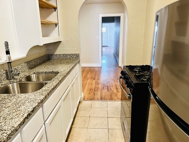 Building Photo - Charming 2BD 1BA Duplex in Crestwood!!