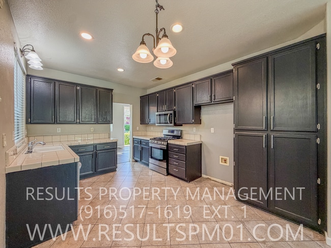 Building Photo - Lovely 4 Bedroom Home in Great Neighborhood