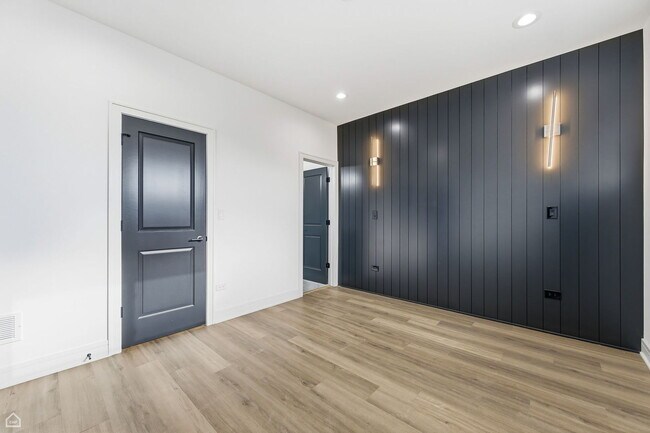 Building Photo - 861 E 63rd Pl