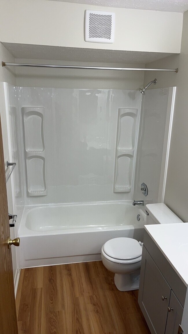 Building Photo - 1420 Lake Pointe Way