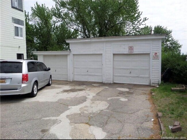 Building Photo - 1309 Bank St