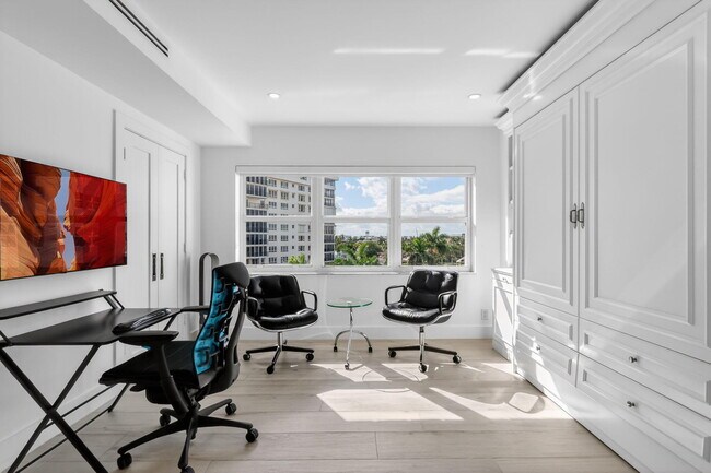 Building Photo - 1000 Lowry St