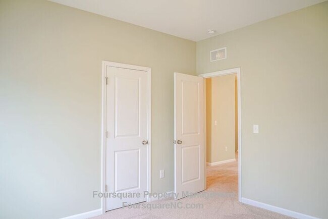 Building Photo - Charming End-Unit Townhome with Bonus Room, Screened Porch & 2-Car Garage – Convenient to RTP, RD...