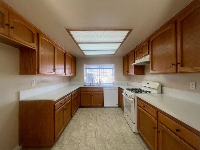 Building Photo - Victorville 4 Bedroom 2 Bathroom