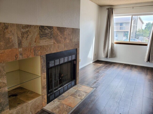 Building Photo - Townhome Style Living!