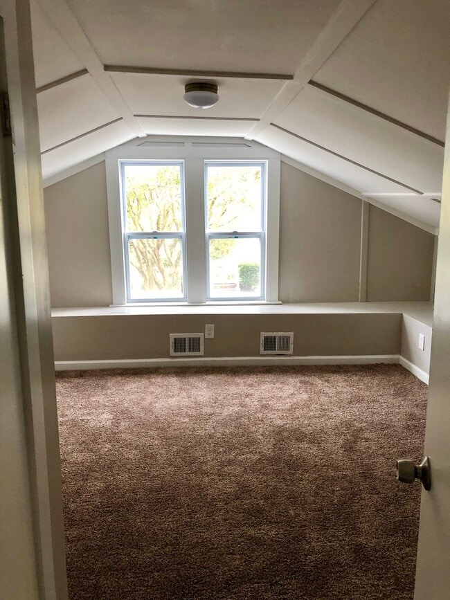 Building Photo - Completely renovated spacious single famil...