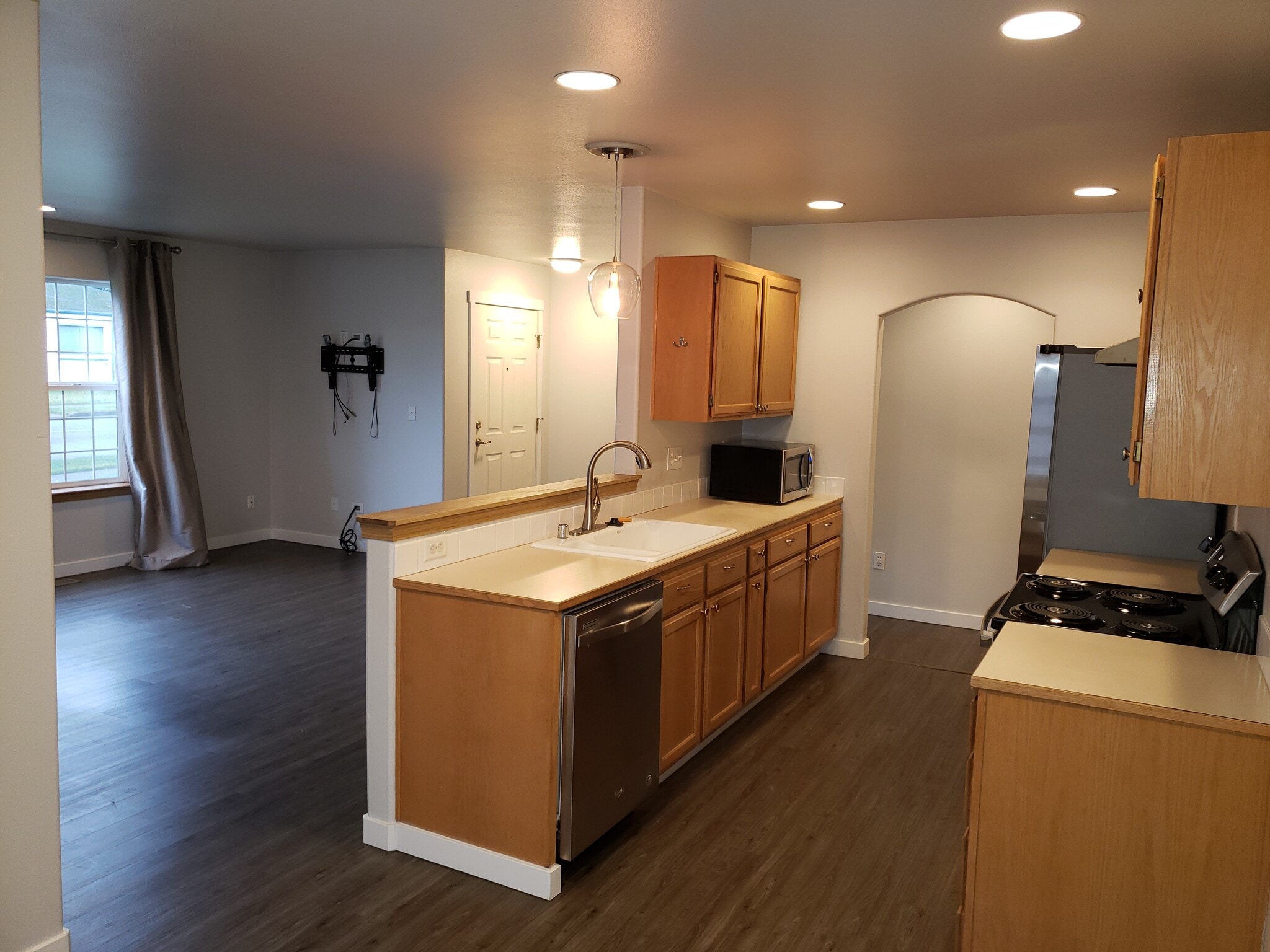 Kitchen opens to living room - 328 S Dunham Ave