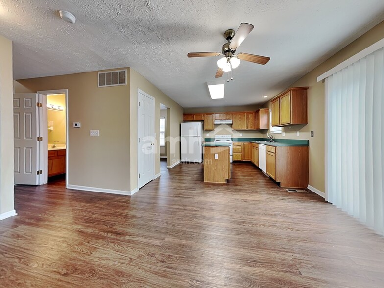 Building Photo - 2145 Blanton Dr