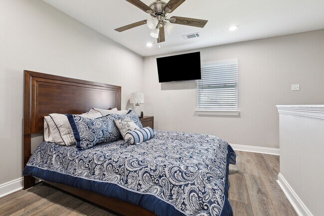 Building Photo - Charming 3BR Duplex in New Orleans