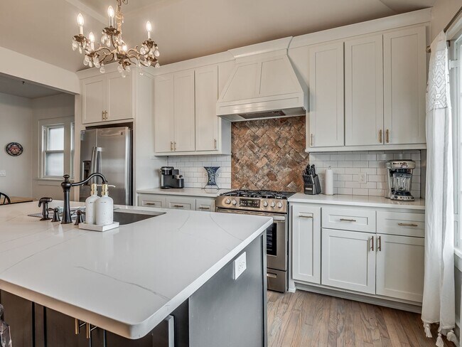 Building Photo - Stylish & Fully Furnished Home in the Hear...