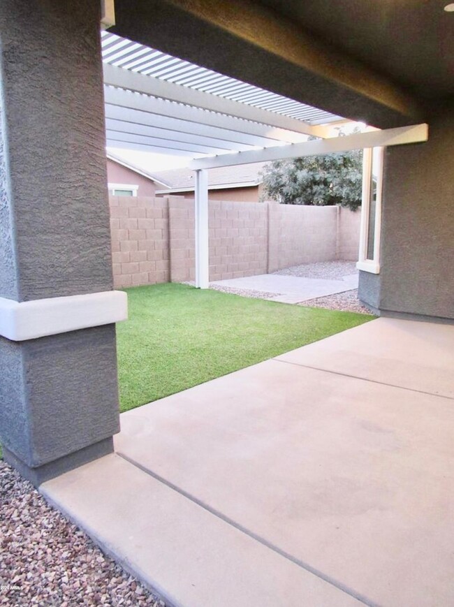 Building Photo - Beautiful 4 Bedroom Single Level Home Loca...