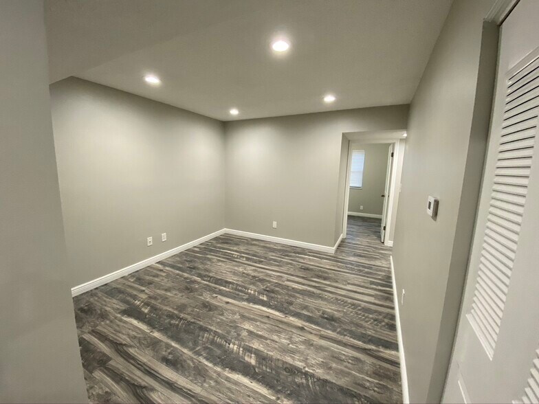 Building Photo - 9057 W Swan Cir