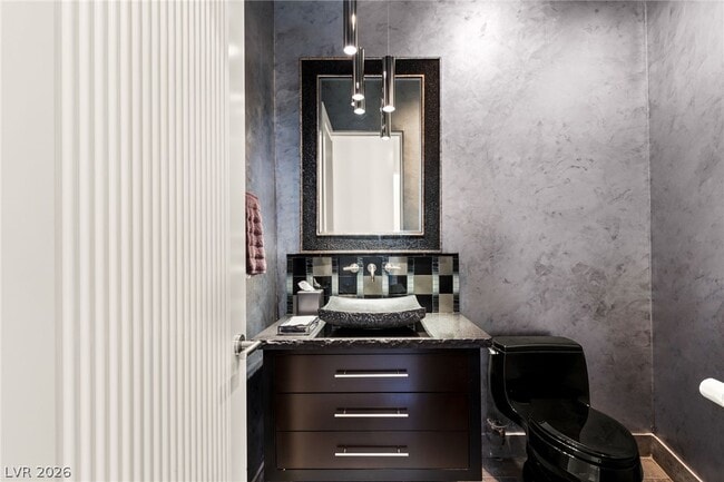 Building Photo - 2 Castle Oaks Ct