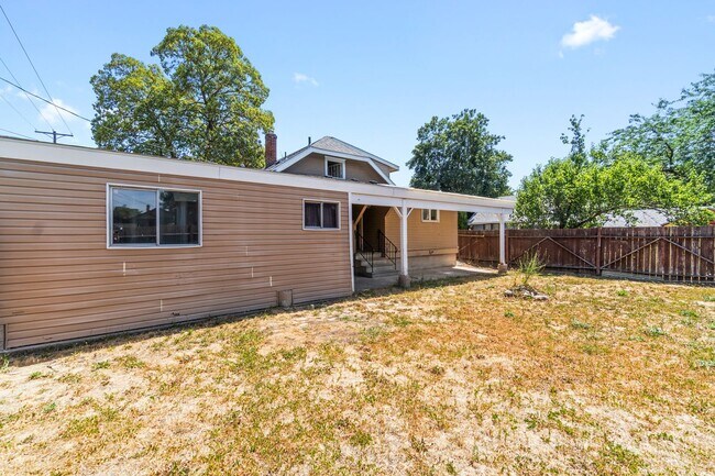 Building Photo - Single Family Home on Spokanes North Side!!