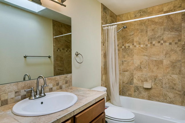 Building Photo - Stunning 3Bed 3Bath W/ Moutain views and u...