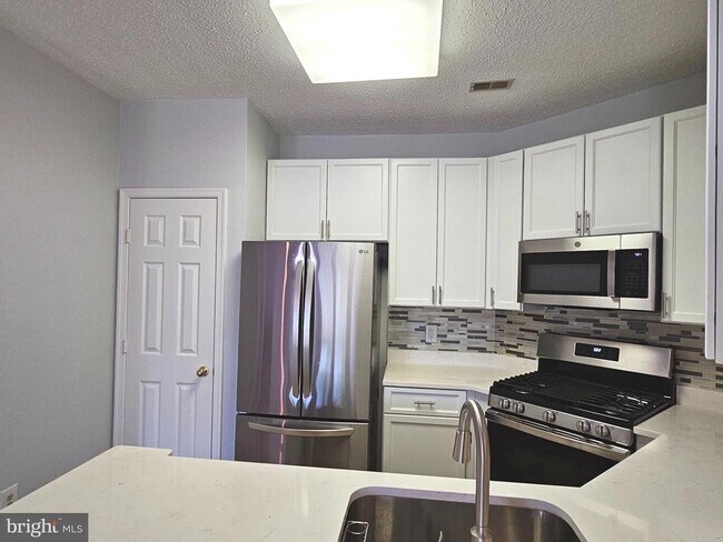 Building Photo - 6005 Rosebud Ln