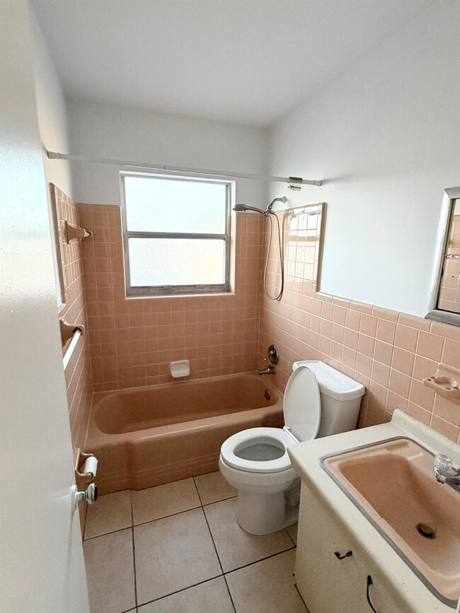 Building Photo - 520 NE 7th Ave