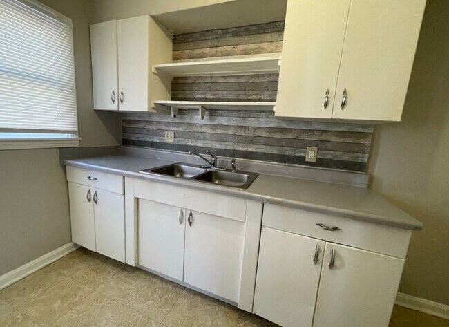 Building Photo - Stunning 2 Bedroom Townhome