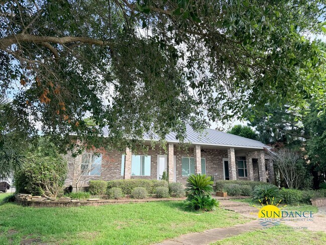 Building Photo - 249 Beachview Dr NE