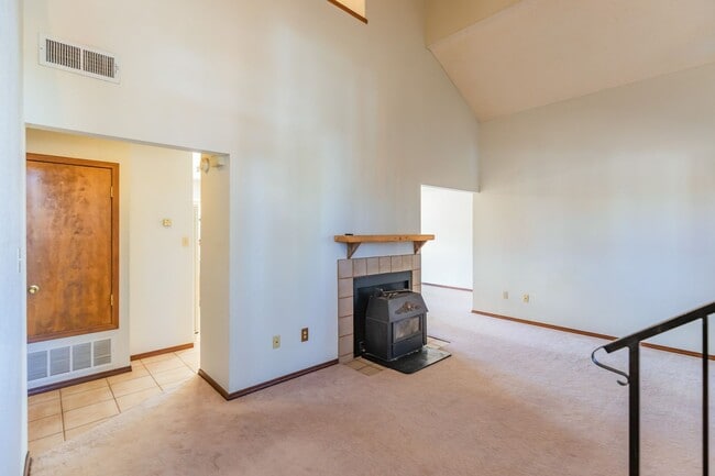Building Photo - Beautiful 2-Story Home