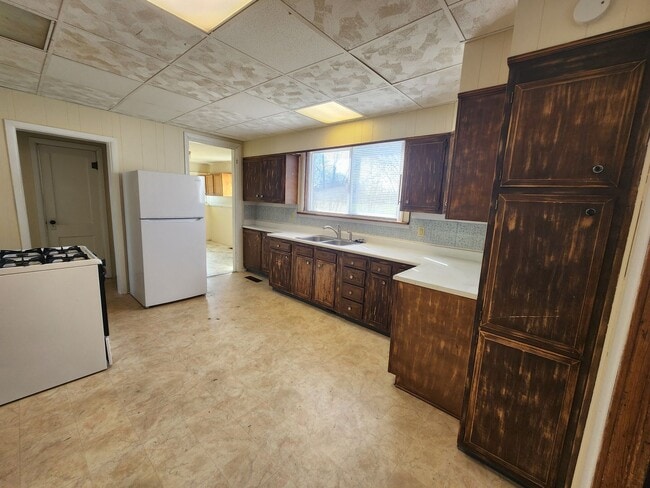 Building Photo - 3 Bedroom House w/Detached Garage!!!