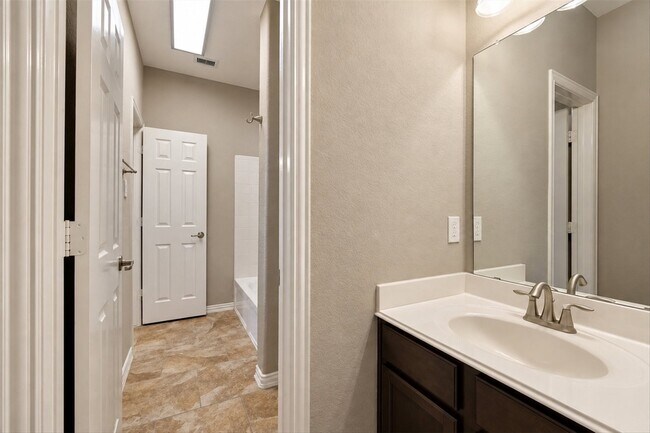 Building Photo - 42 Black Swan Ct