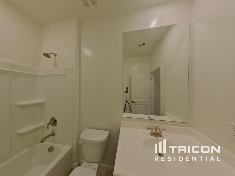 Building Photo - 40381 W Hillman Dr