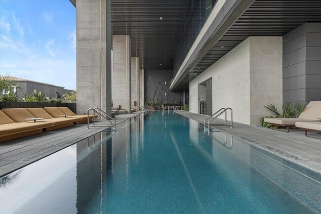 Building Photo - 610 Davis St