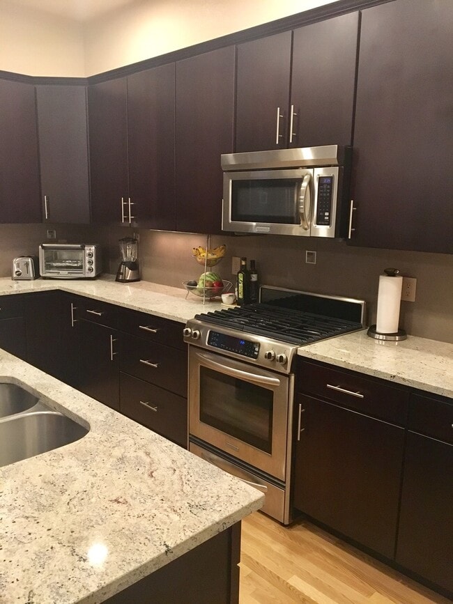Building Photo - Lovely and Light Open Concept Louisville H...
