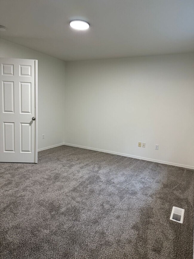 Building Photo - 4 Bedroom Duplex for Rent