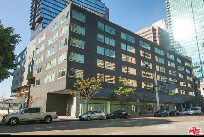 Primary Photo - 901 Flower St