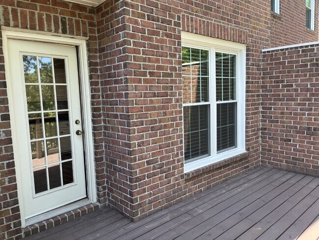 Building Photo - 1622 Brentwood Pointe