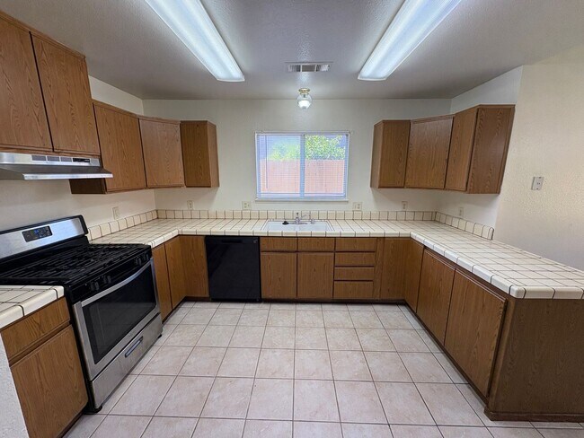 Building Photo - NW Visalia home available in a great neighborhood! available soon