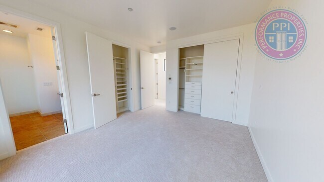 Building Photo - Riverfront Location, Luxury Townhome - End Corner Unit, Two En-Suites, Attached Garage