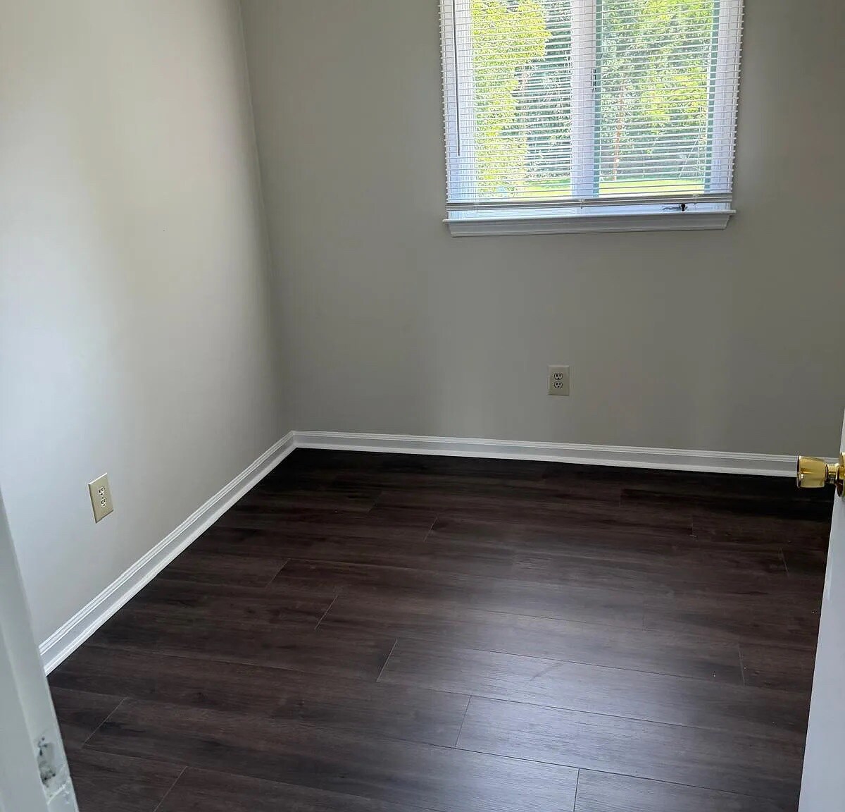 Building Photo - Room in Townhome on W Front St