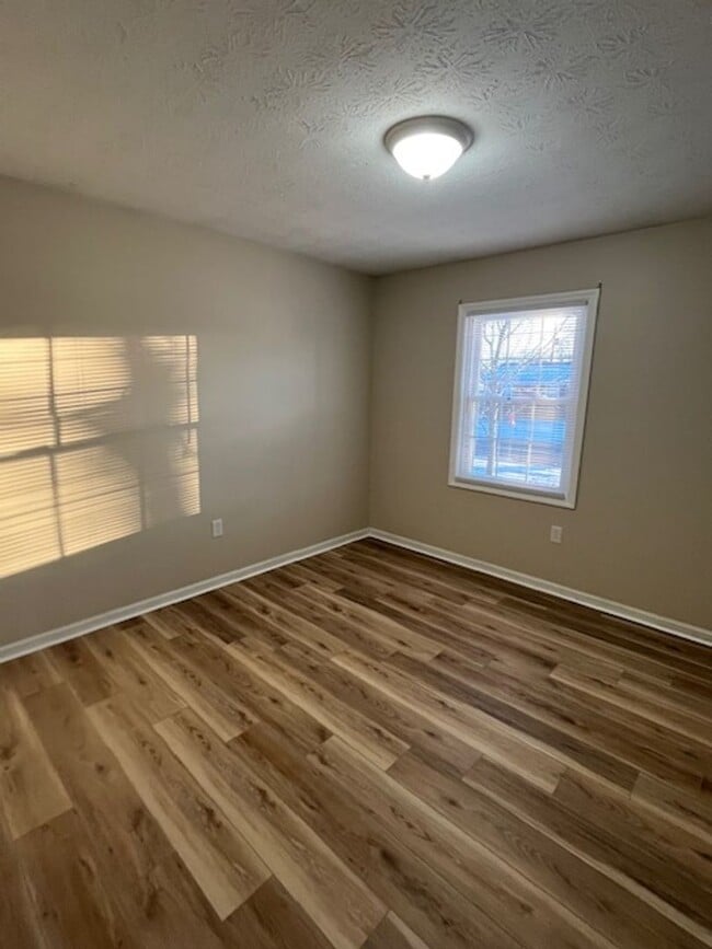 Building Photo - 201 S Glencove Ave