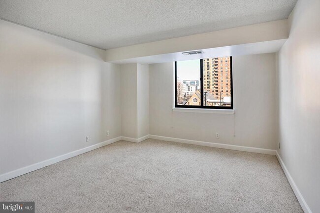 Building Photo - 3800 Fairfax Dr