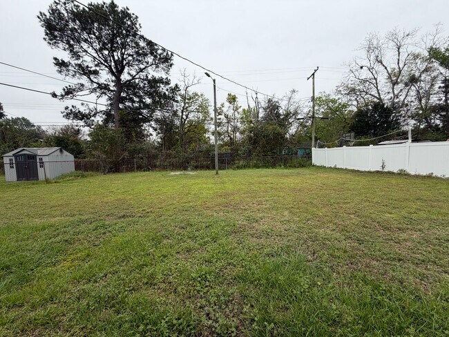 Building Photo - Home near downtown Savannah, Ga!! large fenced in backyard!!