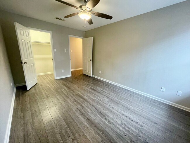 Building Photo - Fully updated, walking distance to UAMS