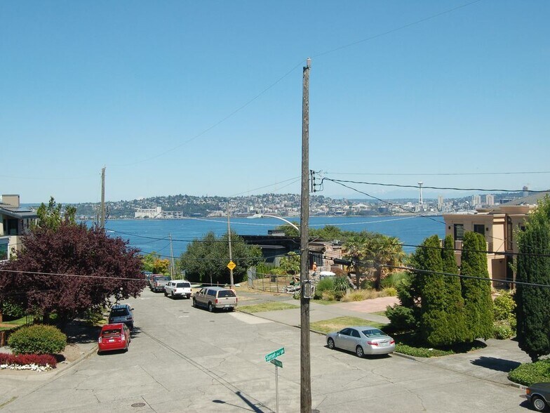 Building Photo - 1303 44th Ave SW