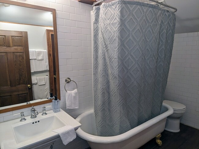 Building Photo - 5107 Dryades St